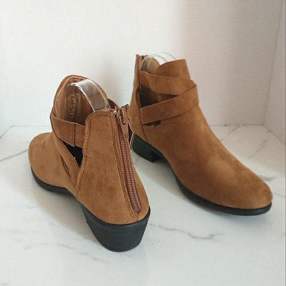 Wild Diva Lounge Faux Suede Tan Ankle Booties Size 7 - Picture 7 of 7